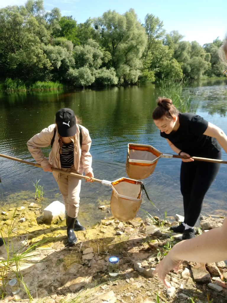 studentki biologii nad stawem Jaskółczym fot. A. Kilian