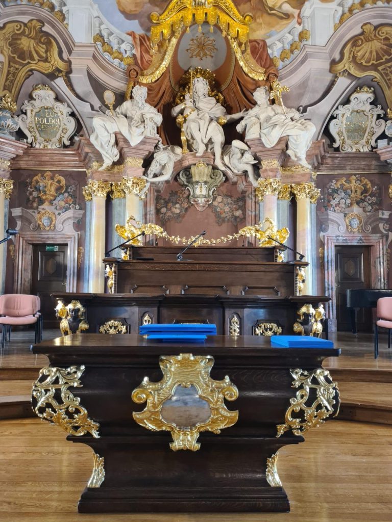 Aula Leopoldina ,stos dyplomów leżących na pulpicie