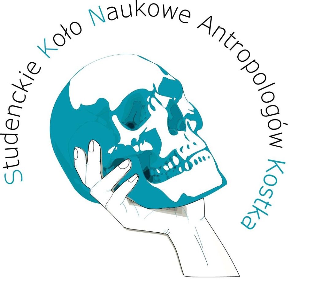 logo SKN KOSTKA napis Studenckie Koło Naukowe Archeologów Kostka okala rękę z niebiską czaszką ludzką